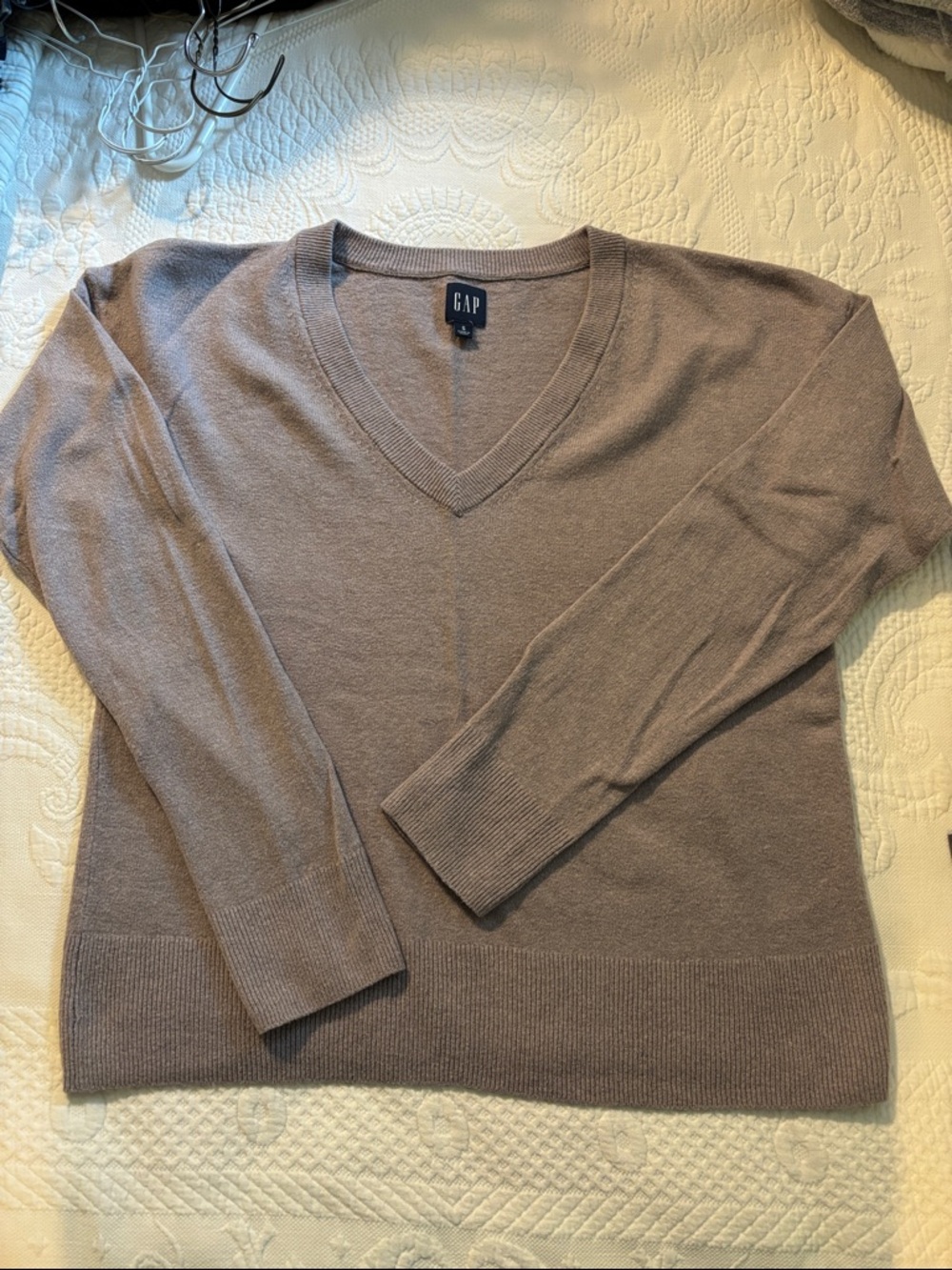 GAP Women's V-Neck Sweater in Taupe